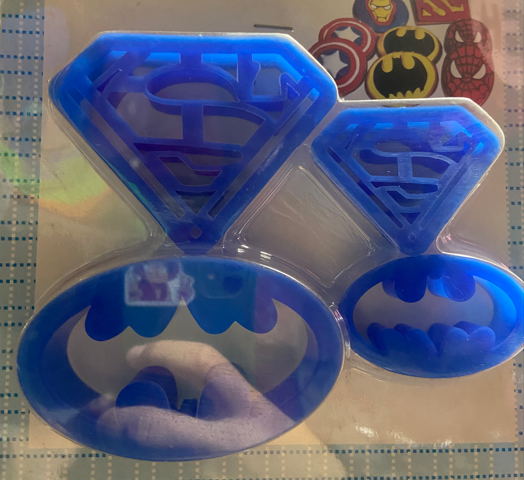 SET 4 CORTADORES MAS MARCADORES DE GALLETAS,BATMAN- SUPERMAN