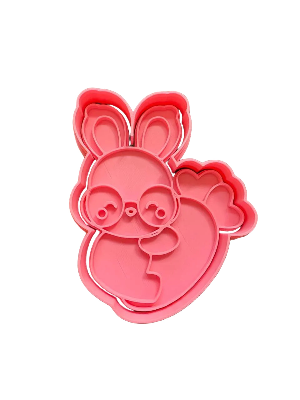 Cortador de galletas conejito de pascua sobre zanahoria 2